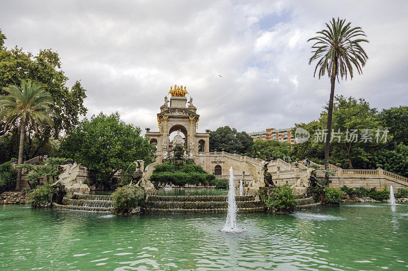 西班牙巴塞罗那Ciutadella公园或Parc de la Ciutadella的喷泉和游泳池